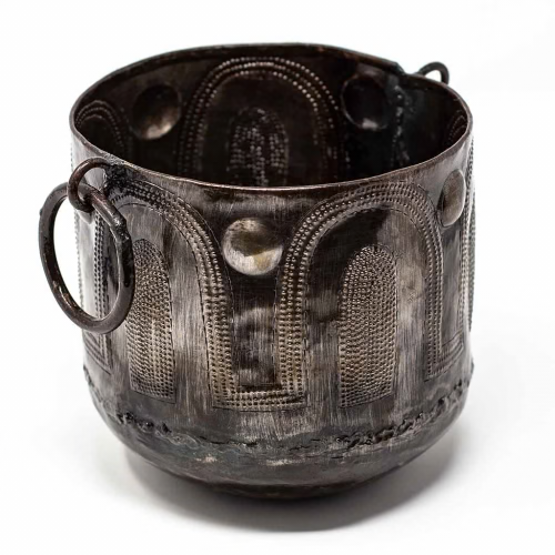 HAMMERED METAL CONTAINER WITH ROUND HANDLES